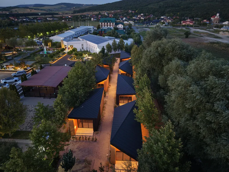 Casele de cazare de la Complex La Livada, în amurg, la marginea Vasluiului